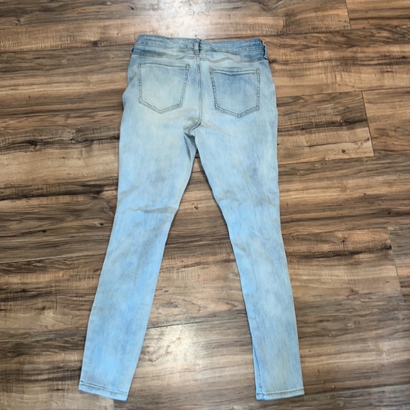 Wonderly Mid-rise Skinny Jeans - Picture 2 of 9